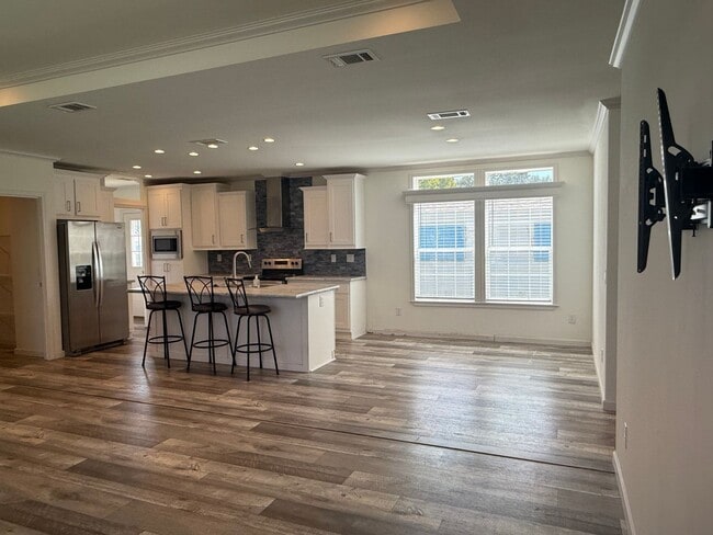 112 Paradise Dr