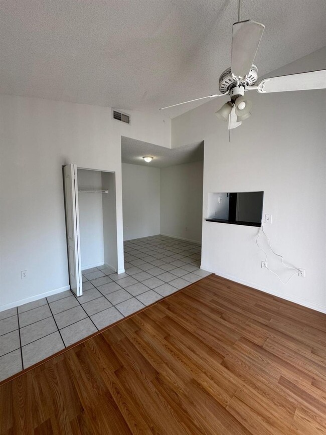 Photo - 2421 NW 96th Ter Unidad 20D Rental