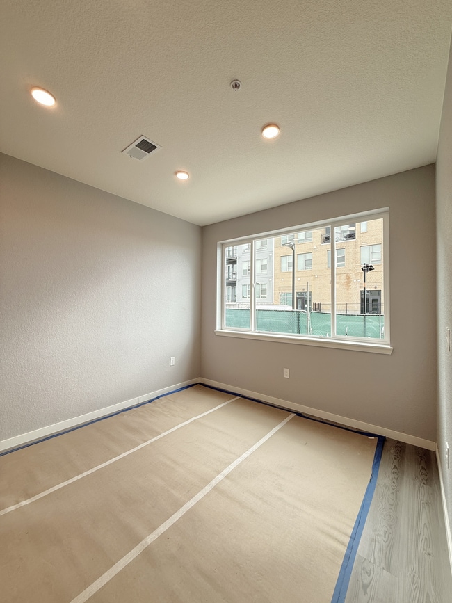 Vista de la sala de estar en el parque de galgos (4x2.5-5311-2-03-12-2026.jpg) - The Vista at Greyhound Park