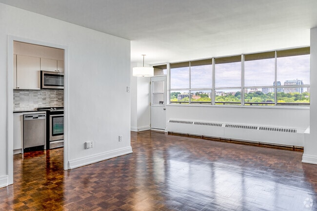1BR, 1BA - 670SF - Living Room