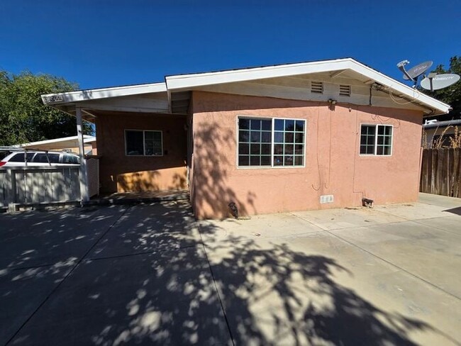 Building Photo - New Listing!