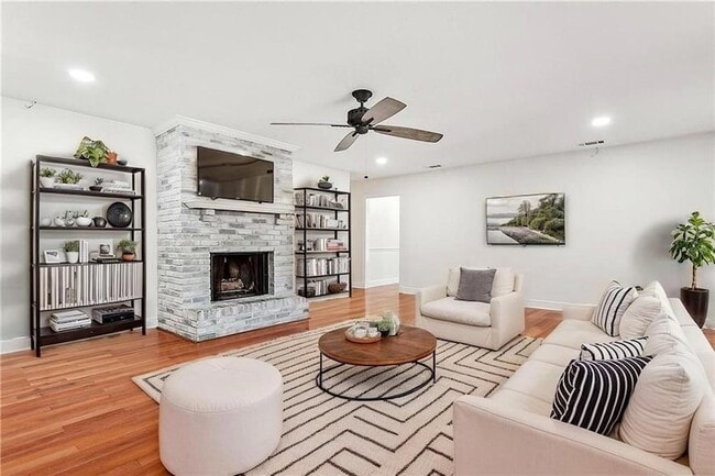 290 W Essex Dr