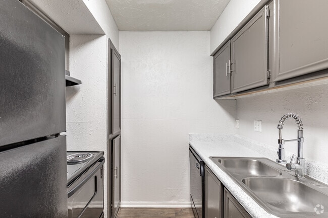 2BR, 2BA - 910 SF