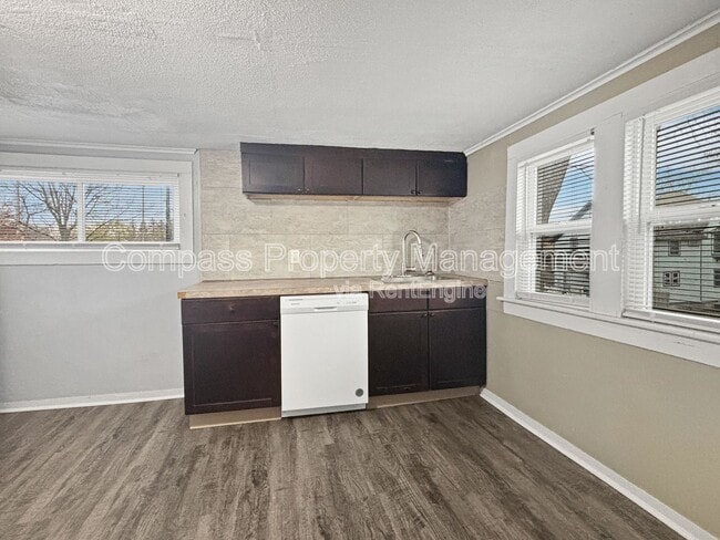 Photo - 716 Kellogg St SE