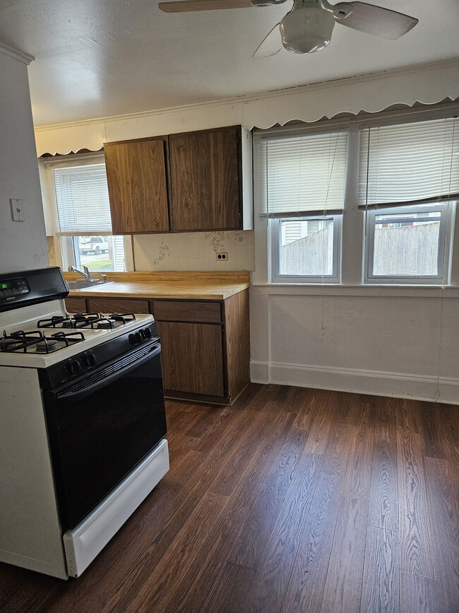 Building Photo - 96 Central St Unit Second Floor Rental