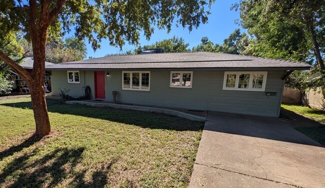 Building Photo - 3 Bedroom Home in the Hudson Manor Community Near S McClintok Dr and E Apache Blvd!