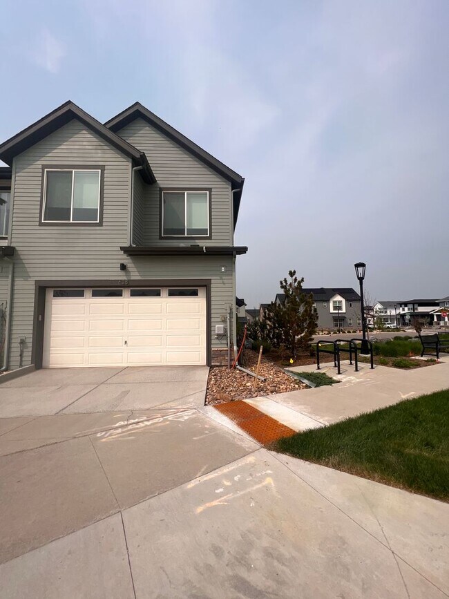 Building Photo - NEW BUILD 4 Bed 3.5 Bath Townhome In Super...