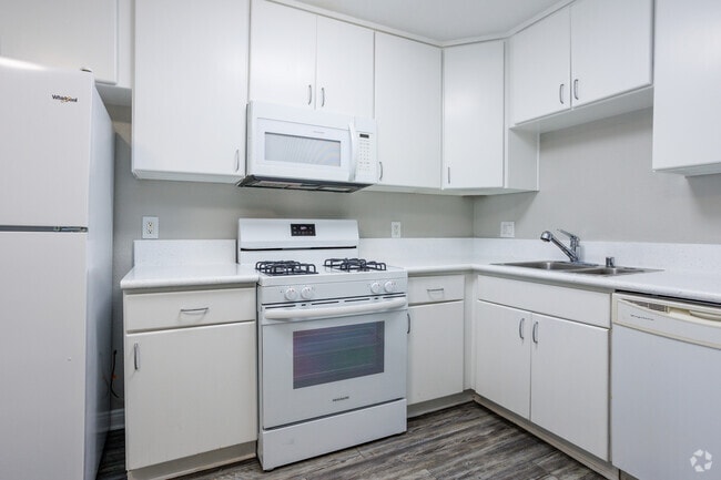 2BR, 2BA - 1050SF