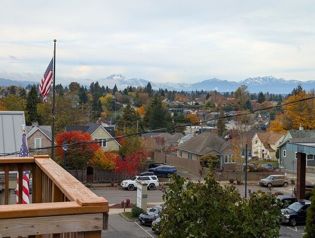 Building Photo - Easy Commute with Stunning Views!