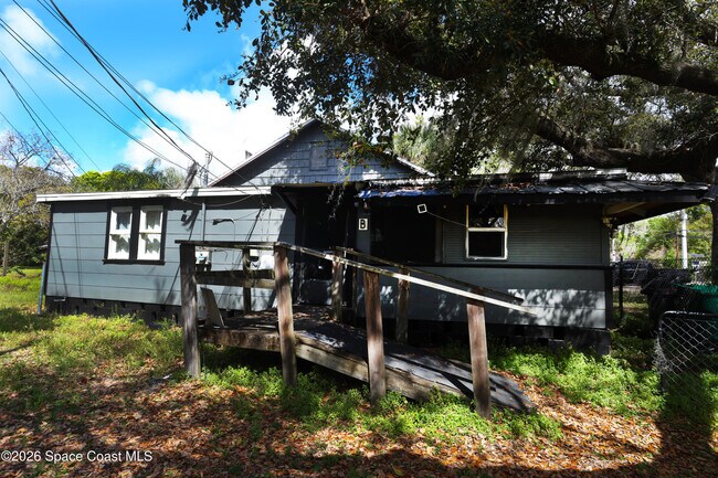 Building Photo - 317 Pineda St