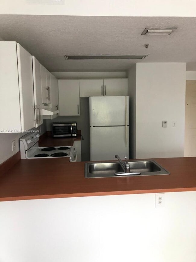 Photo - 3410 Coral Way Unidad 307