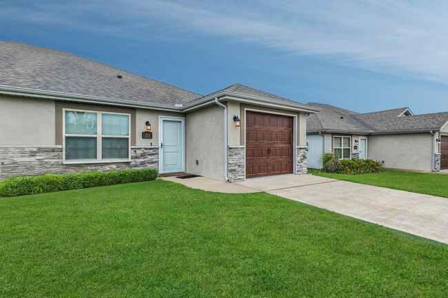 Photo - 210 SW Laurel Dr Townhome