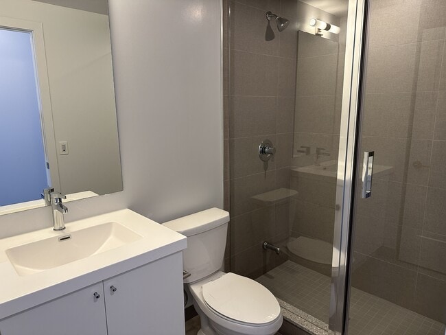 Photo - 1019 Simcoe St N