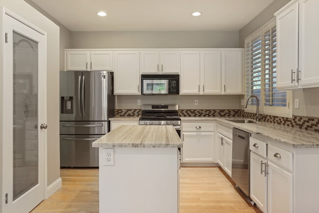 cocina compartida - 6687 Brook Falls Cir