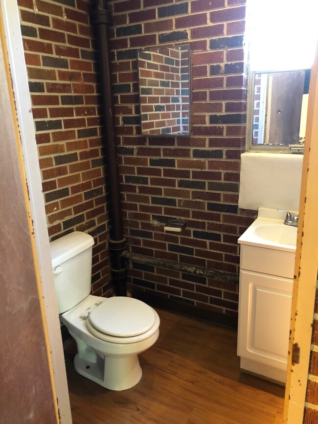 Photo - 2-102 Catherine Ave