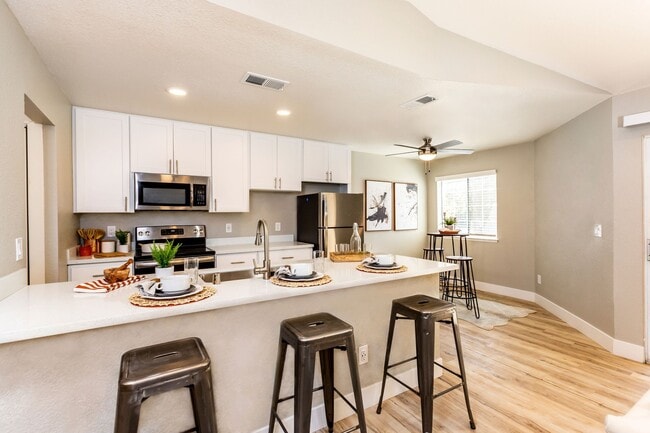 Model Unit Kitchen
