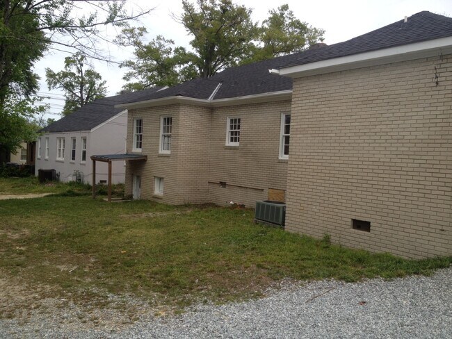 Photo - **AVAILABLE NOW**3 Bedroom / 2 Bathroom Ho...
