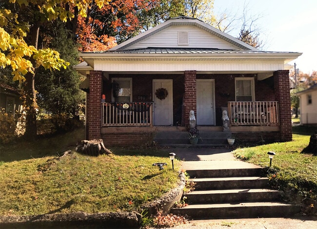 Fully furnished duplex on quiet street. Unit 2 is furnished and availa - 711 Hamilton St Unit 2