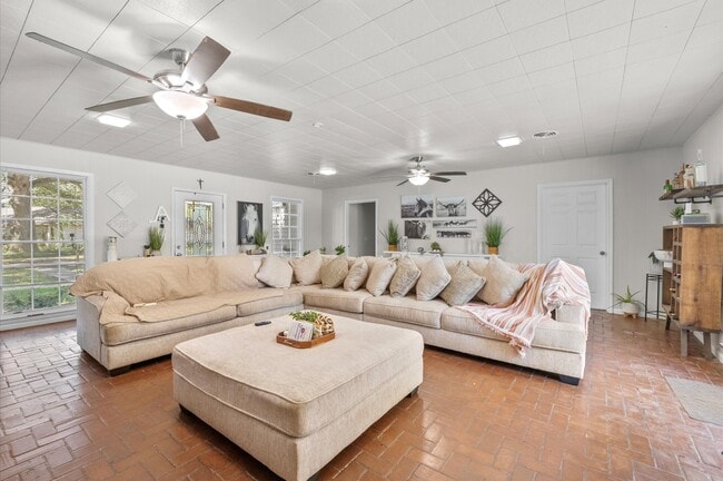 Photo - 1106 Oriole Ln