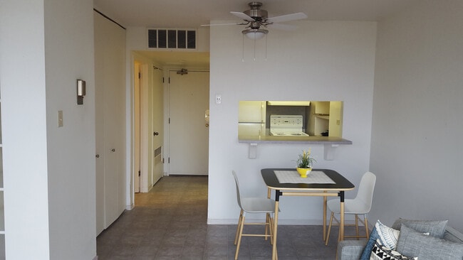 Bachelor Suite - Chateau 100