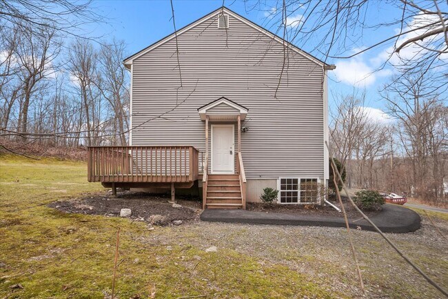 Private Entrance - 55 Brewer Rd Unit 1