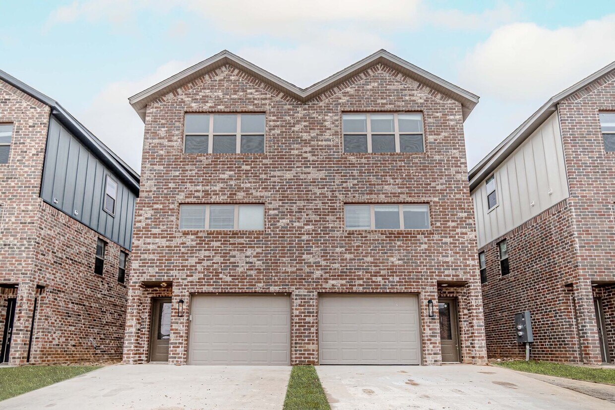 Beautiful townhome off of I St! - Beautiful townhome off of I St!