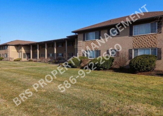 Building Photo - Upper end-unit condo in desirable Rochester Hills