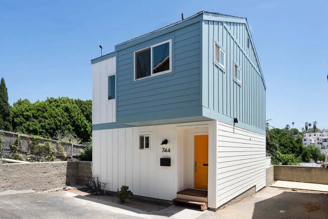 Building Photo - 744 N Dillon St Rental