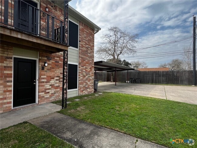 Building Photo - 905 Simpson Rd Unit B Rental