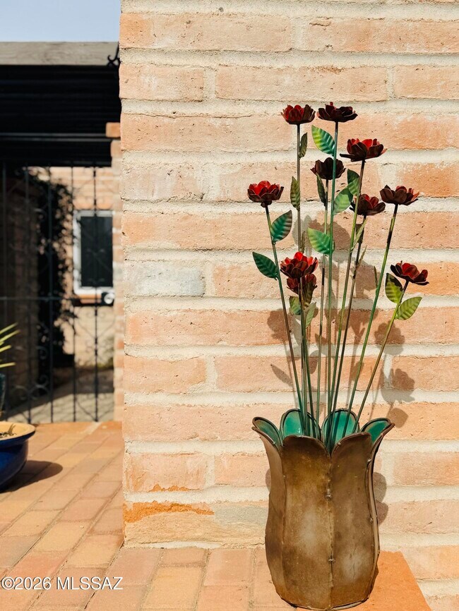 8449 N Vía Tioga