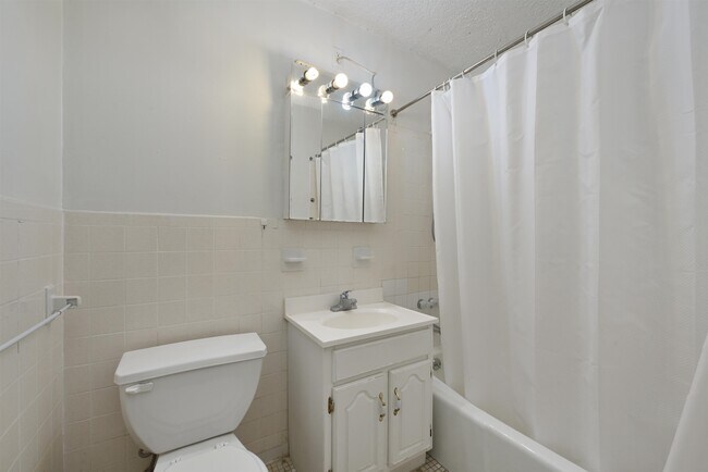 Photo - 100 Manhattan Ave Unidad 2015