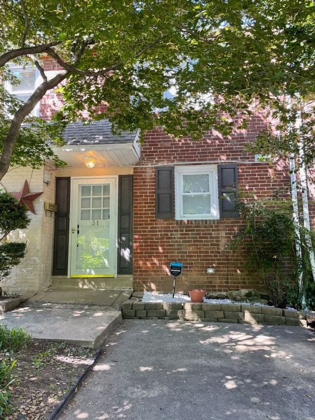 Building Photo - Renovated 3BR/1BA Townhouse in Edgemoor Gardens!