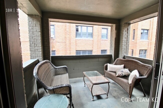 Building Photo - 710 W 48th St Unit 103