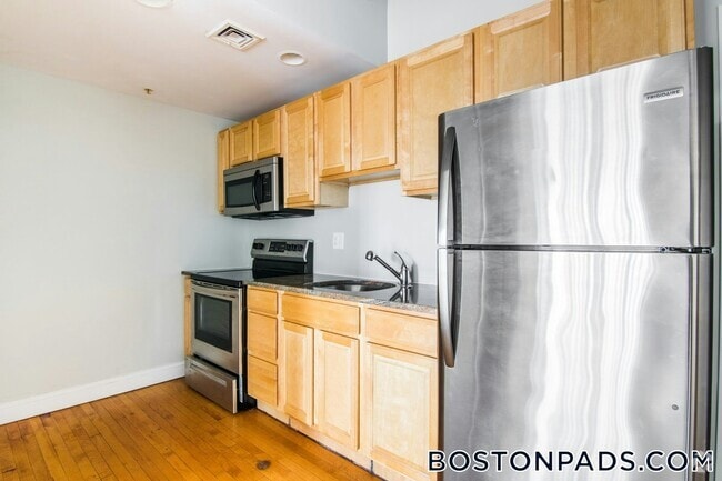 Building Photo - 26 Portland St Rental