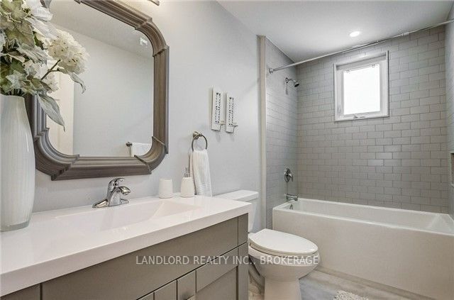 Photo - 28 Holwood Ave Unité Upper