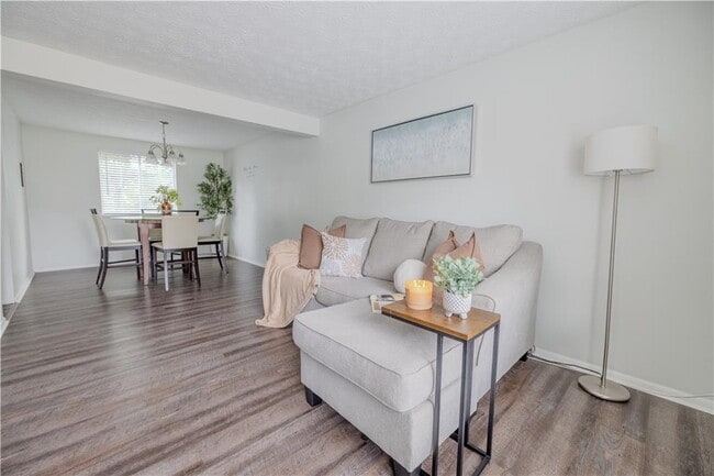 Photo - 2073 Raintree Pl