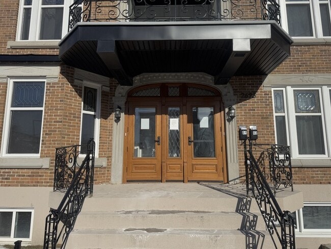 Building Photo - 2693 Bd Pie-IX