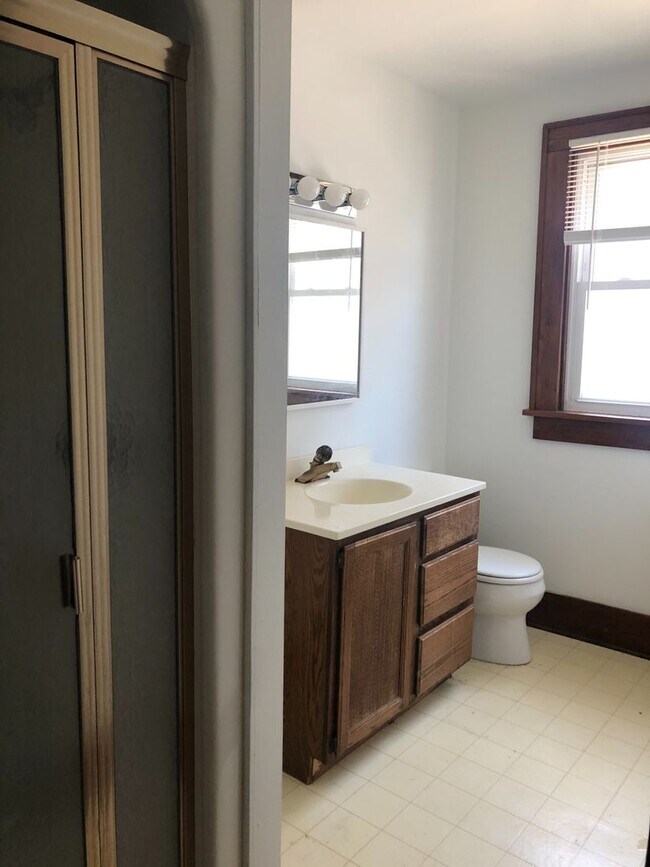 Photo - 811 W Adams Rd