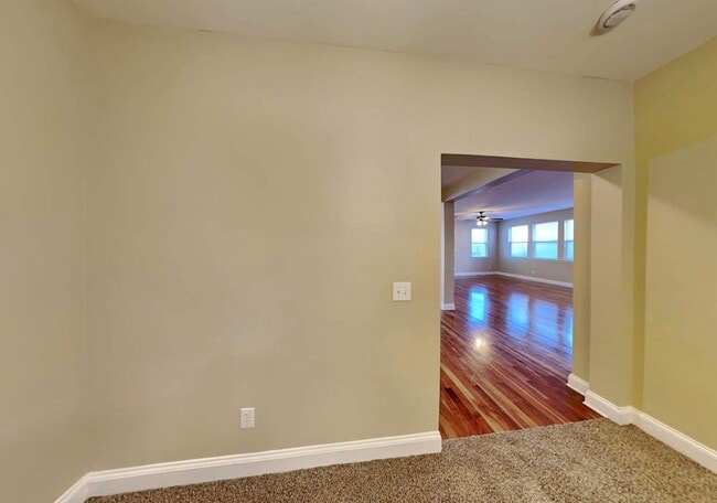 Photo - 380 Roseglen Dr NW