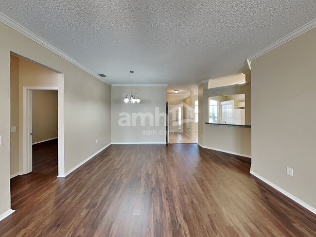 Photo - 823 Springwood Cir