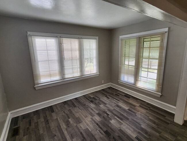 Photo - 3372 Colwyn Rd Unit 1