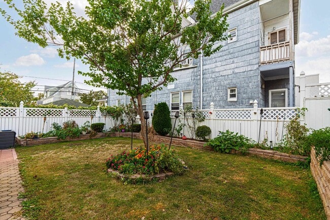 Photo - 561 AVENUE E