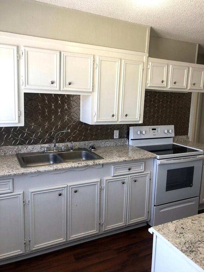 Photo - 611 McEwen St