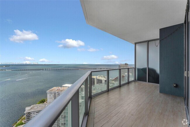 Building Photo - 1300 Brickell Bay Dr Unit 3904 Rental