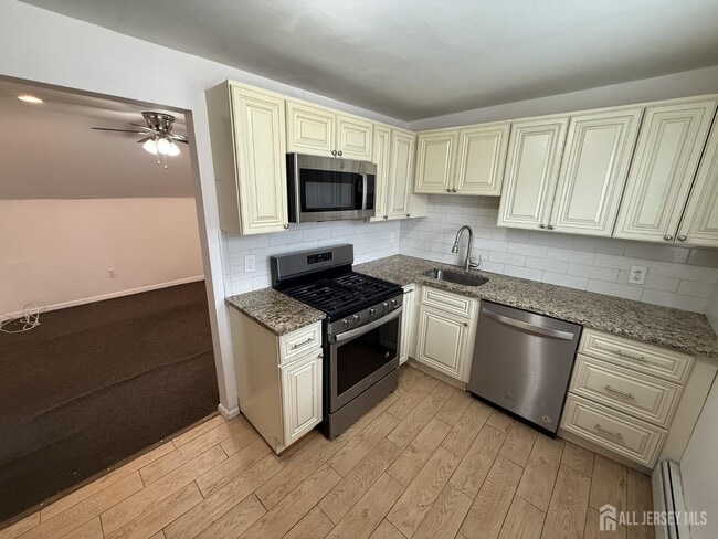 Building Photo - 104 S Hyde Ave Unit 2