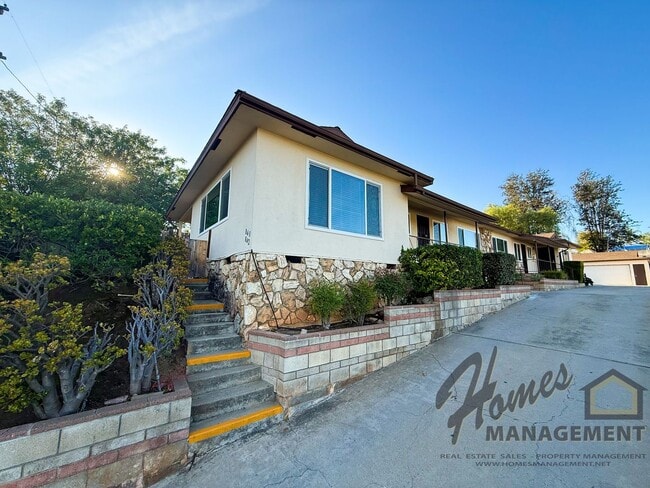 Building Photo - Homes Management - 2 Bed, 1.5 Bath Duplex ...