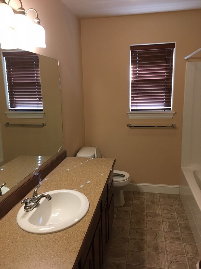 Photo - 959 Pin Ave