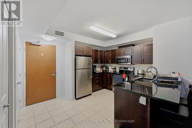 Photo - 242 Rideau St Unit 1002