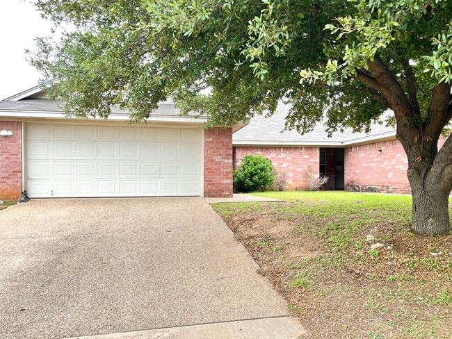 Building Photo - China Spring Duplex