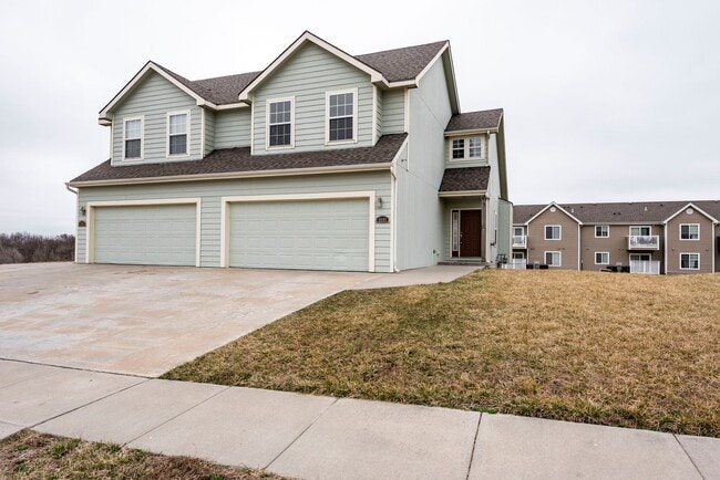 Building Photo - Spacious Duplex with Fenced Yard Rental